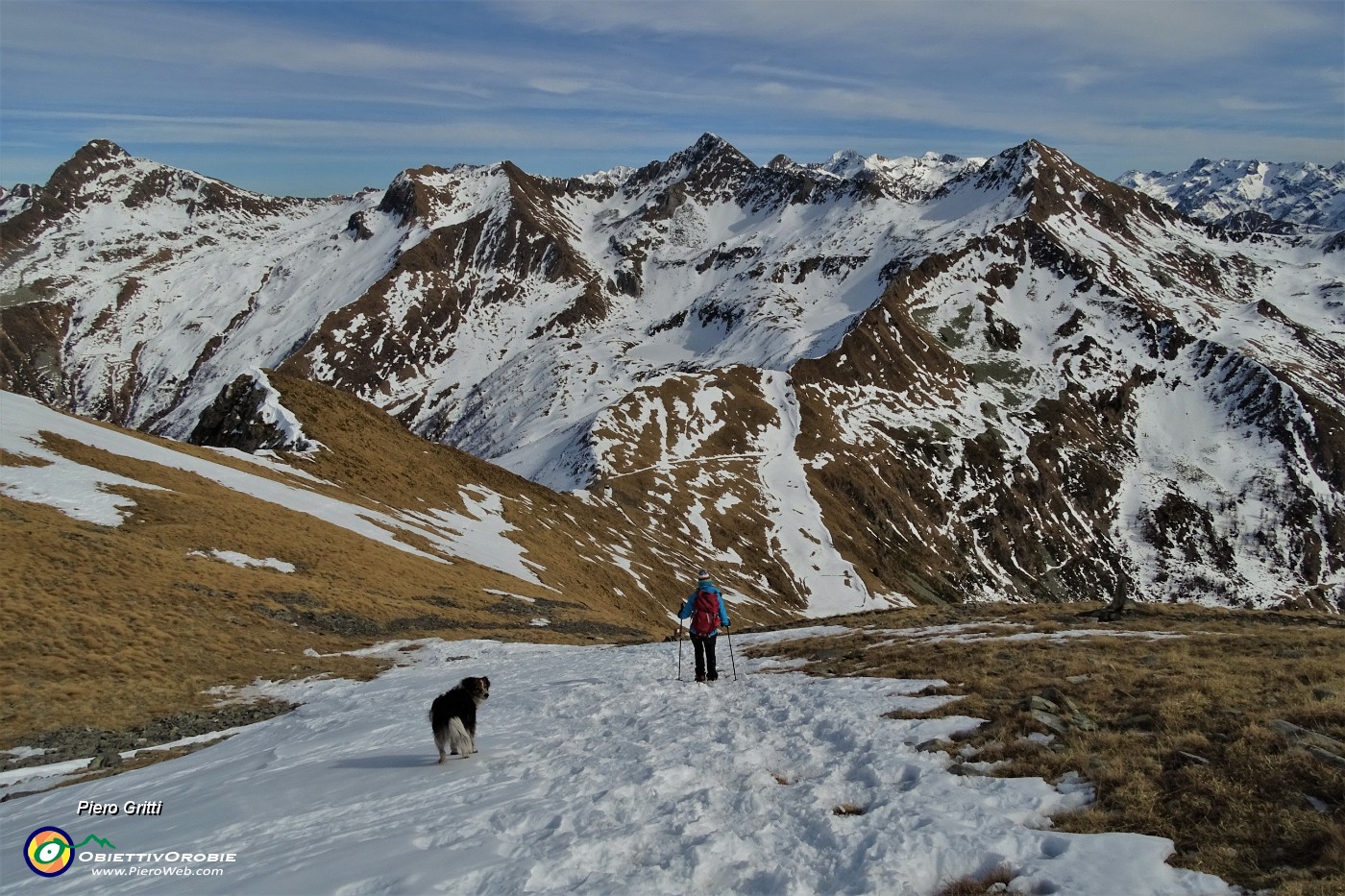 72 Scendendo al Passo di Tartano con vista sui Laghi di Porcile e su da sx Cima Vallocci, Cadelle e Valegino.JPG